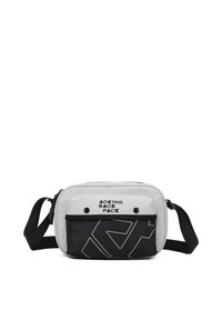 Zaino rettangolare in grigio e nero, realizzato in tessuto testurizzato, con doppie tasche con zip e logo stampato. Cinghia regolabile per diverse opzioni di trasporto.