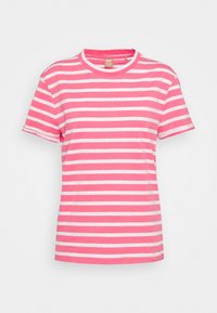 Tričko s krátkým rukávem a kulatým výstřihem, s horizontálními růžovými a bílými pruhy, s hladkým předním dílem a viditelnou etiketou na krku.