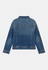 Giacca di jeans in blu medio con maniche lunghe, collo a punta, cucitura sul petto frontale e bottoni decorativi sui polsini e sull'orlo inferiore.