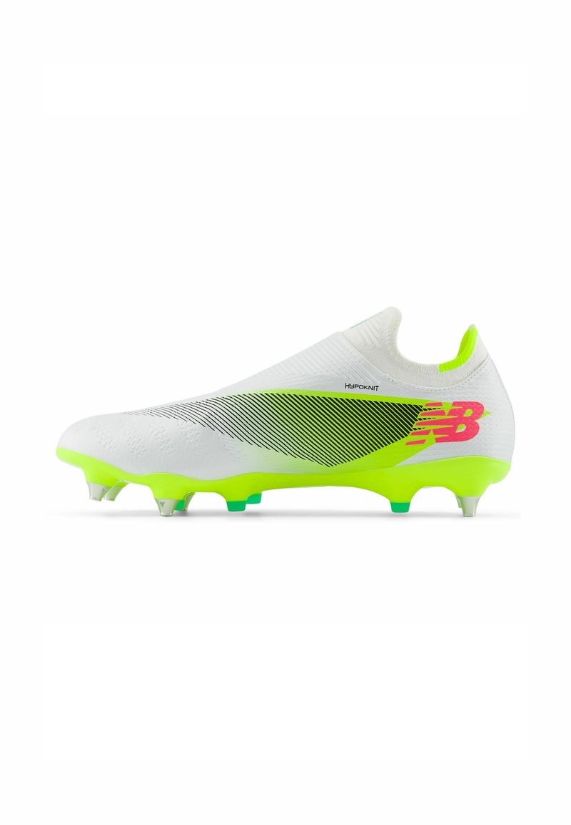 Weiße Fußballschuhe mit anliegendem Design, grünen Akzenten und einer strukturierten Oberfläche. Mit einem pinkfarbenen Logo und strategisch platzierten Stollen.