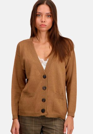 Gilet en tricot marron avec un col en V, des boutons à l'avant et deux poches inférieures. Manches et ourlet à côtes. Texture lisse.