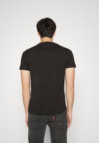 Tommy Hilfiger LARGE FLAG TEE - T-shirt estampada - black