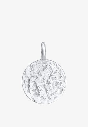 Pendentif rond en argent avec une surface texturée et une petite boucle en haut pour l’attacher à un collier.