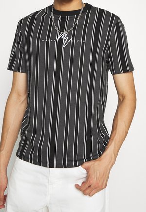 Schwarz-weiß gestreift Kurzarm-T-Shirt mit Rundhalsausschnitt, das ein strukturiertes Muster und ein Logo in der Mitte aufweist.