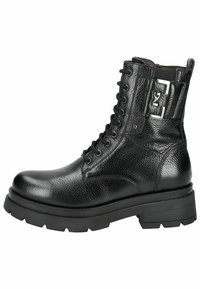 Bottines noires à lacets en cuir texturé, présentant une semelle épaisse noire et un accent métallique sur le côté.