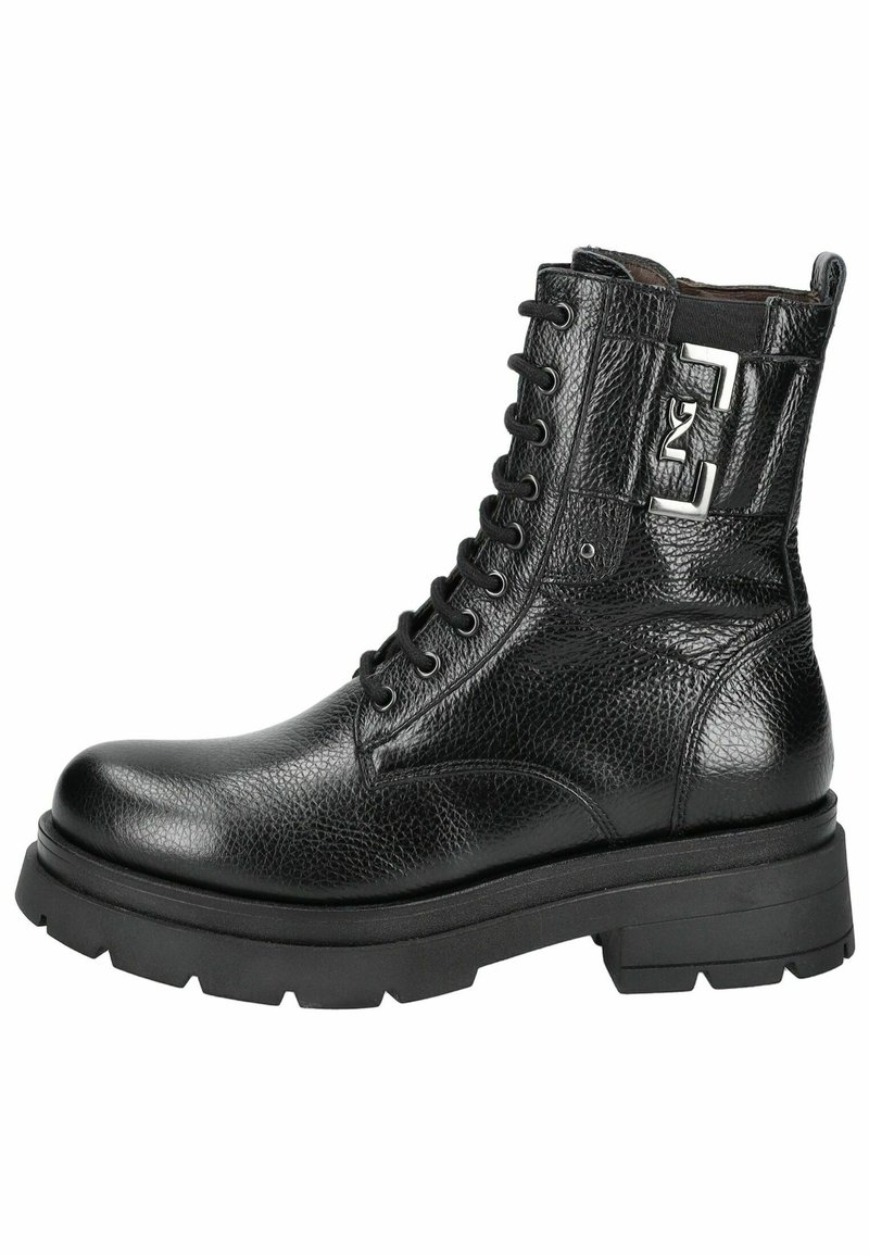 Bottines noires à lacets en cuir texturé, présentant une semelle épaisse noire et un accent métallique sur le côté.