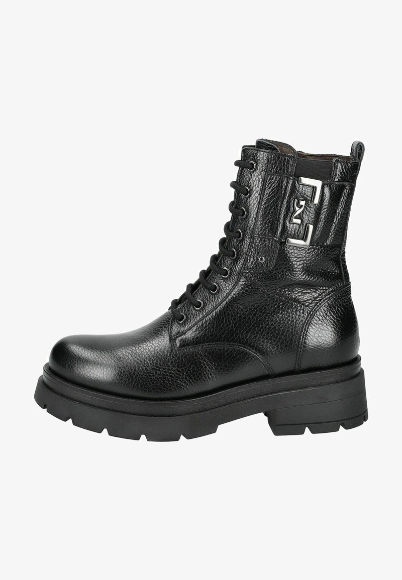 Bottines noires à lacets en cuir texturé, présentant une semelle épaisse noire et un accent métallique sur le côté.
