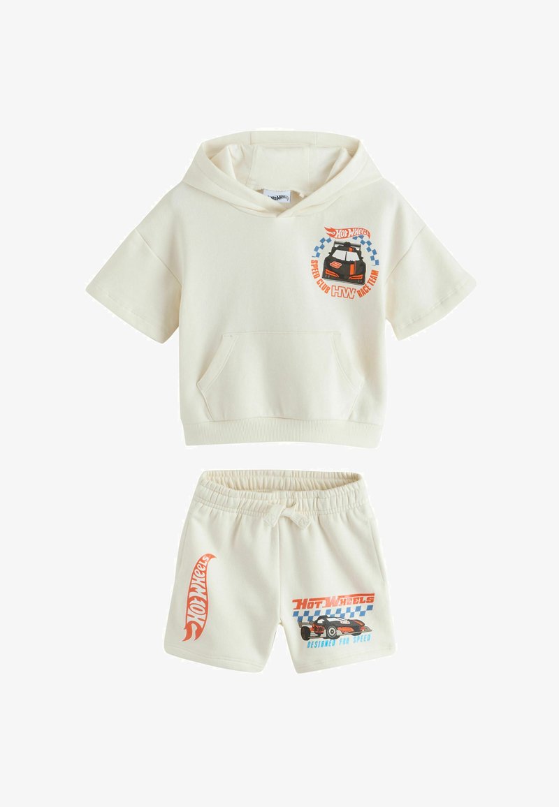 Kremno obarvan komplet otroškega kratkega sleeva z kapuco in kratkih hlač, okrašen z grafiko avtomobilčkov Hot Wheels in napisom v oranžni, modri in črni barvi.