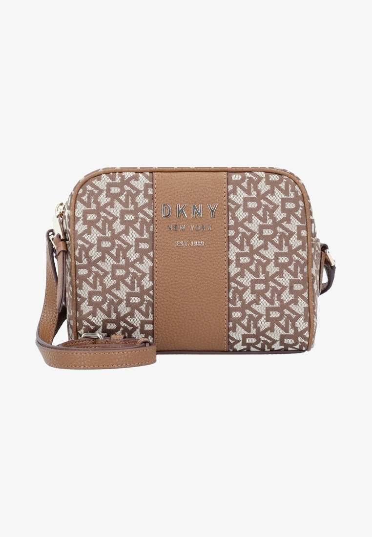 DKNY crossbody taske i brun syntetisk læder. Har monogrammønster, lynlås lukning og justerbar rem. Præget logo på fronten.