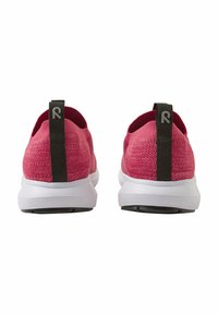 Le sneakers a maglia rosa presentano una forma arrotondata, una suola bianca e un tallone nero con logo. Il tessuto testurizzato aggiunge interesse visivo.