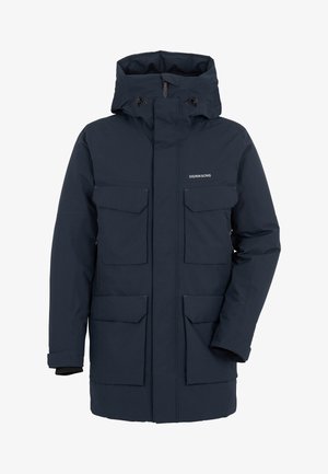 Donkerblauwe winterjas van waterdicht materiaal, met een hoge kraag, een capuchon en meerdere grote voorzakken met kleppen.