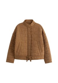 Bruine gewatteerde jas met een hoge kraag, voorzien van een striksluiting op de taille en twee zijzakken. Gladde textuur met gebogen stikpatronen.