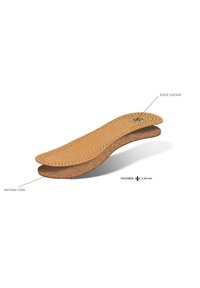 Cork insoles with a top layer of perforated sheep leather. Thickness of 2.40 mm. Smooth texture with a natural beige color.
