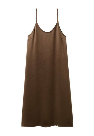 Robe nuisette marron sans manches avec fines bretelles et encolure dégagée, suspendue devant un fond blanc.