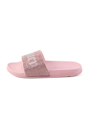 Růžová nazouvací sandála s lesklým páskem zdobeným bílým písmem, polstrovaná podrážka a na boku vyražený nápis "Juicy Couture".