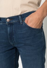 Wrangler LARSTON - Calças de ganga justas - silkyway