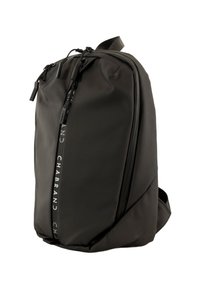 Mochila negra de nylon texturizado, con un bolsillo frontal con cremallera y correas ajustables. Diseño simple y moderno con un detalle de logo.