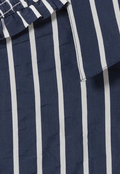 Tejido de algodón con rayas verticales en azul marino y blanco, que presenta un detalle de escote fruncido. La textura parece ligeramente arrugada.