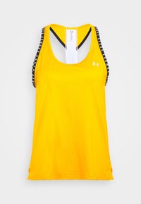 Gul atletlinne med racerback-design, svarta och vita märkta remmar, slätt tyg och en subtil glans.