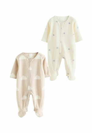 Dos pijamas de bebé de forro polar con pies y cremallera frontal, uno beige con nubes blancas y otro crema con estrellas azules.
