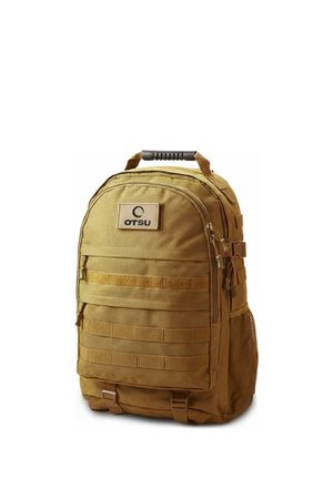 Tan taktisk rygsæk med flere lynlåslommer, MOLLE-webbing, sidelomme med net og et topgreb med gummigreb.
