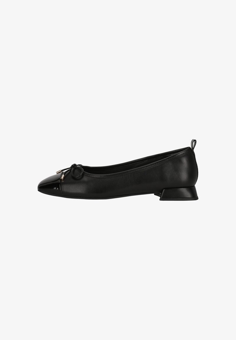 Ballerine plate noire à petit talon avec bout pointu brillant, petit nœud avec embouts métalliques sur le devant, et languette à l'arrière du talon.