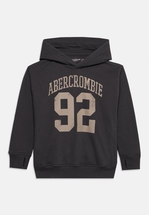 Felpa con cappuccio per bambini nera con testo "ABERCROMBIE" e numero "92" stampati in grande carattere beige invecchiato sul davanti.