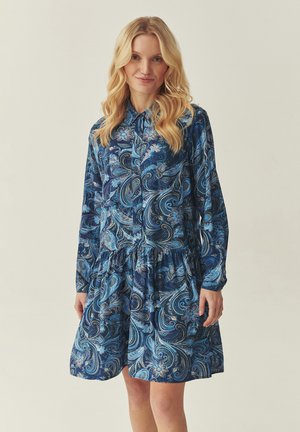 Modré vzorované šaty zo ľahkej látky, s dlhými rukávmi, golierom a stiahnutým pásom s rozšírenou sukňou.