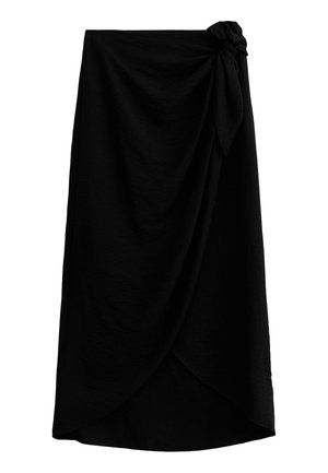 Zwarte wikkelrok van een gestructureerde stof, met een knoopdetail bij de taille en een asymmetrische zoom voor een vloeiende silhoeet.