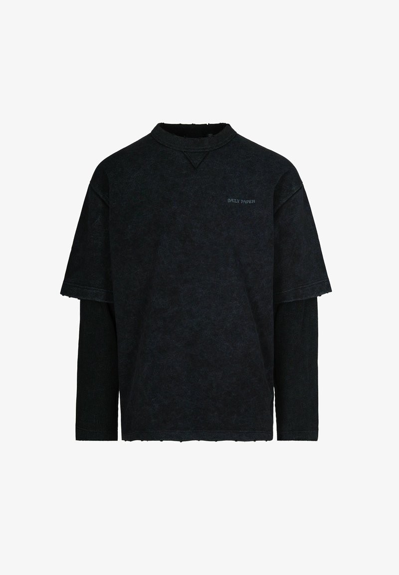 Maglietta nera a maniche lunghe con sovrapposizione a maniche corte, colletto a costine e testo "Daily Paper" sul petto.