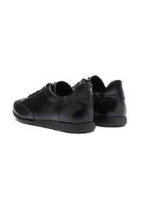 Pantofi din piele neagră cu o textură netedă, având o formă rotundă, design cu șireturi și talpă din cauciuc. Vederea din spate evidențiază stilul cu profil redus.