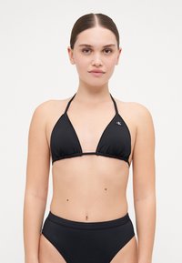 Svart bikini med trekantet topp og høy midje. Laget av glatt stoff, med tynne stropper og en liten logodetail.
