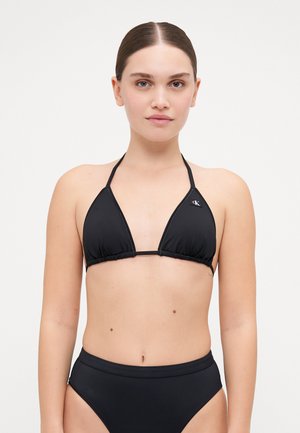 Črn bikini s trikotnim zgornjim delom in visokim pasom. Narejen iz gladkega materiala, z tanjšimi naramnicami in majhnim logotipom.