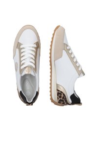 Baskets blanches et beiges avec des lacets blancs, des semelles en caoutchouc marron, et des détails à imprimé léopard sur le talon, présentées vues de dessus et de côté.