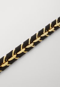 Cintura in pelle sintetica nera con accenti di catena in metallo dorato. Caratterizzata da una superficie liscia e da un design intrecciato, con anelli dorati rettangolari allungati.