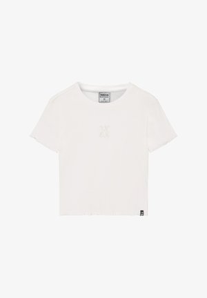 Biała, krótka prążkowana koszulka z krótkim rękawem, z małym, tonalnym logo na piersi oraz wykończeniem z surowym brzegiem na dole.