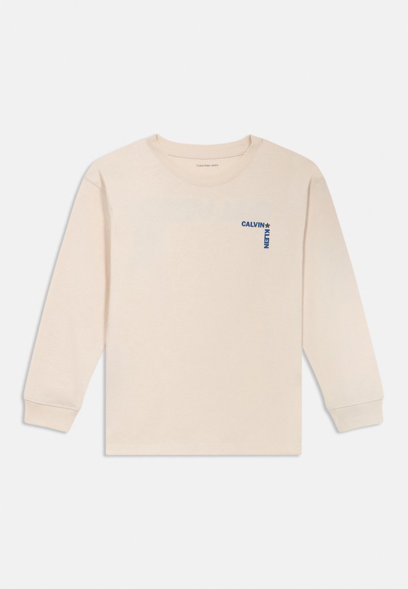 Krémové tričko s dlouhým rukávem vyrobené z bavlny, s malým modrým logem "Calvin Klein" na levé části hrudi. Standardní design s kulatým výstřihem.