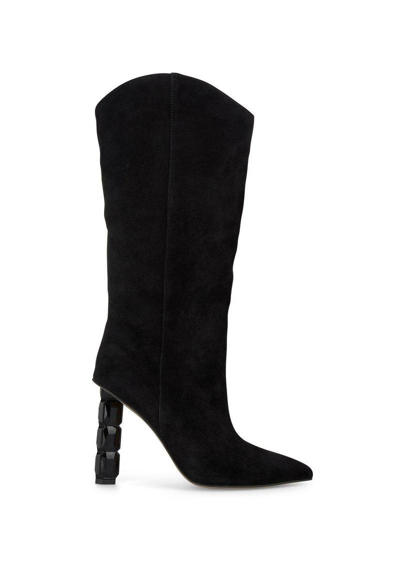 Botas de tobillo de ante negro con punta afilada y tacón geométrico. Textura suave, caña alta y detalle de diseño único en el tacón.