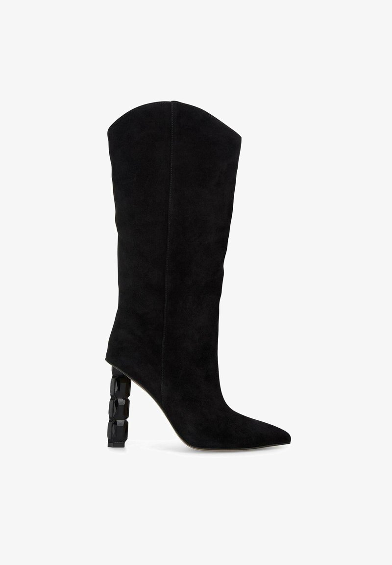 Bottines en daim noir avec un bout pointu et un talon bloc géométrique. Texture lisse, tige haute et détail de design unique sur le talon.