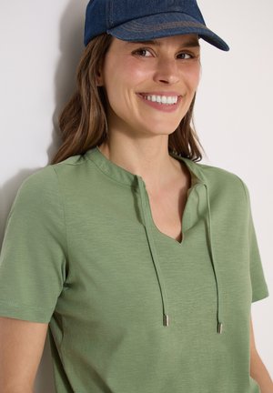 Cecil, KURZARM SHIRT MIT SPLIT NECK - Print T-shirt - deep matcha green