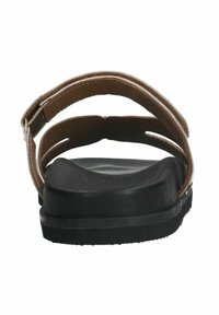 Bruine synthetische strap sandalen met een gevormde zwarte rubberen zool, voorzien van een open achterkant en lichte stikselaccenten.
