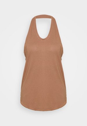 Camiseta sin mangas de canalé en marrón claro con escote redondo y diseño de espaldas cruzadas, mostrada sobre un fondo blanco.