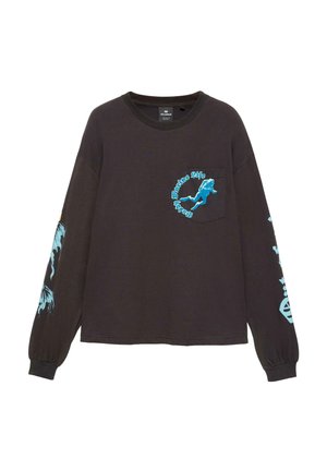 Čierna košeľa s dlhým rukávom s modrou grafikou potápača a textom „Marine Life Matters“ na náprsnej vrecku a modrými námorníckymi motívmi na rukávoch.