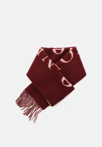 Sciarpa bordeaux realizzata in materiale morbido, con un motivo di logo rosa chiaro e frange decorative su entrambe le estremità.