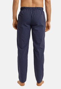 Marine gestreepte pyjamabroek met een elastische tailleband, voorzien van verticale witte strepen, een losse pasvorm en rechte benen.
