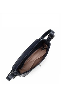 Borsa a mano in pelle navy con una texture liscia, chiusura con zip superiore e un ampio interno; presenta manici con dettagli in metallo.