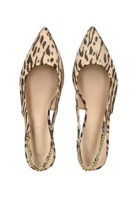 Scarpe con stampa leopardo a punta con lati a taglio, colori beige e marrone, e un accento in catena dorata sul tallone. Texture liscia.