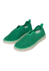 Scarpe slip-on perforate verdi con una tomaia testurizzata e suole in gomma bianche, caratterizzate da motivi circolari e linguette posteriori.