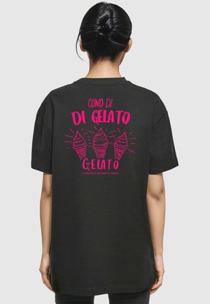 Schwarzes T-Shirt mit einem pinken Druck, der drei Eistüten zeigt, mit dem Text "CONO DI GELATO" und einem dekorativen Strahlen-Design. Kurze Ärmel.