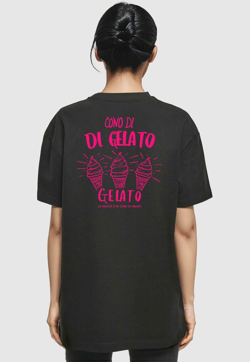 Zwarte t-shirt met een roze print van drie ijsjes, tekst met "CONO DI GELATO," en een decoratieve uitbarsting. Korte mouwen.